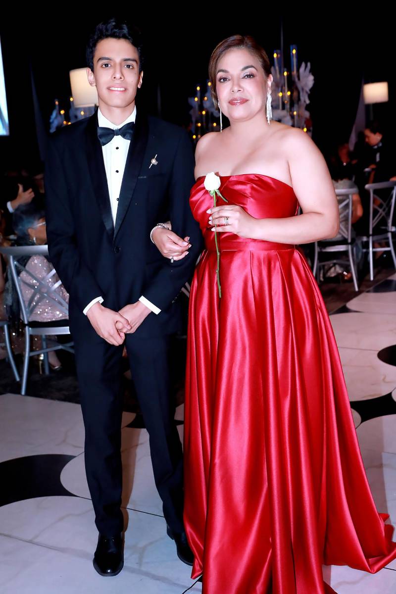 Roberto López y su madre Gabriela Espinoza. 
