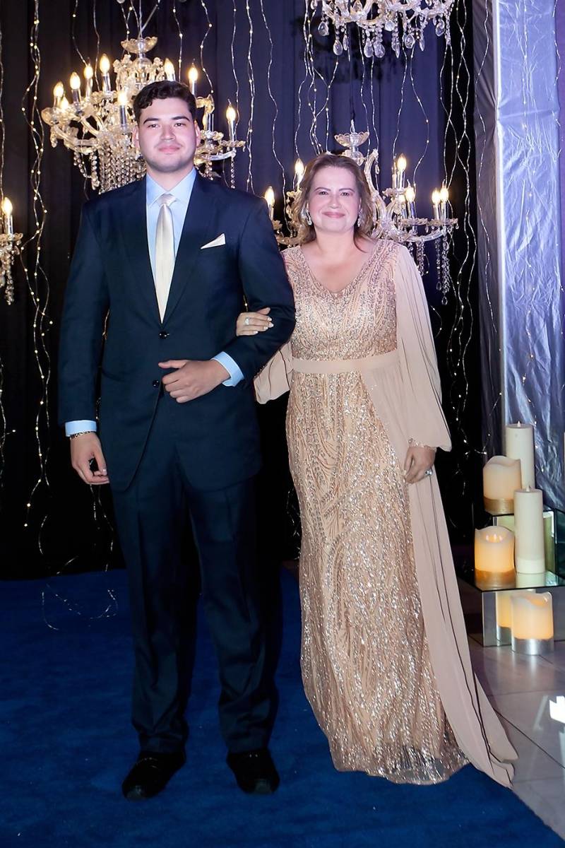 Ian Morgan y su madre Jacky Irias.