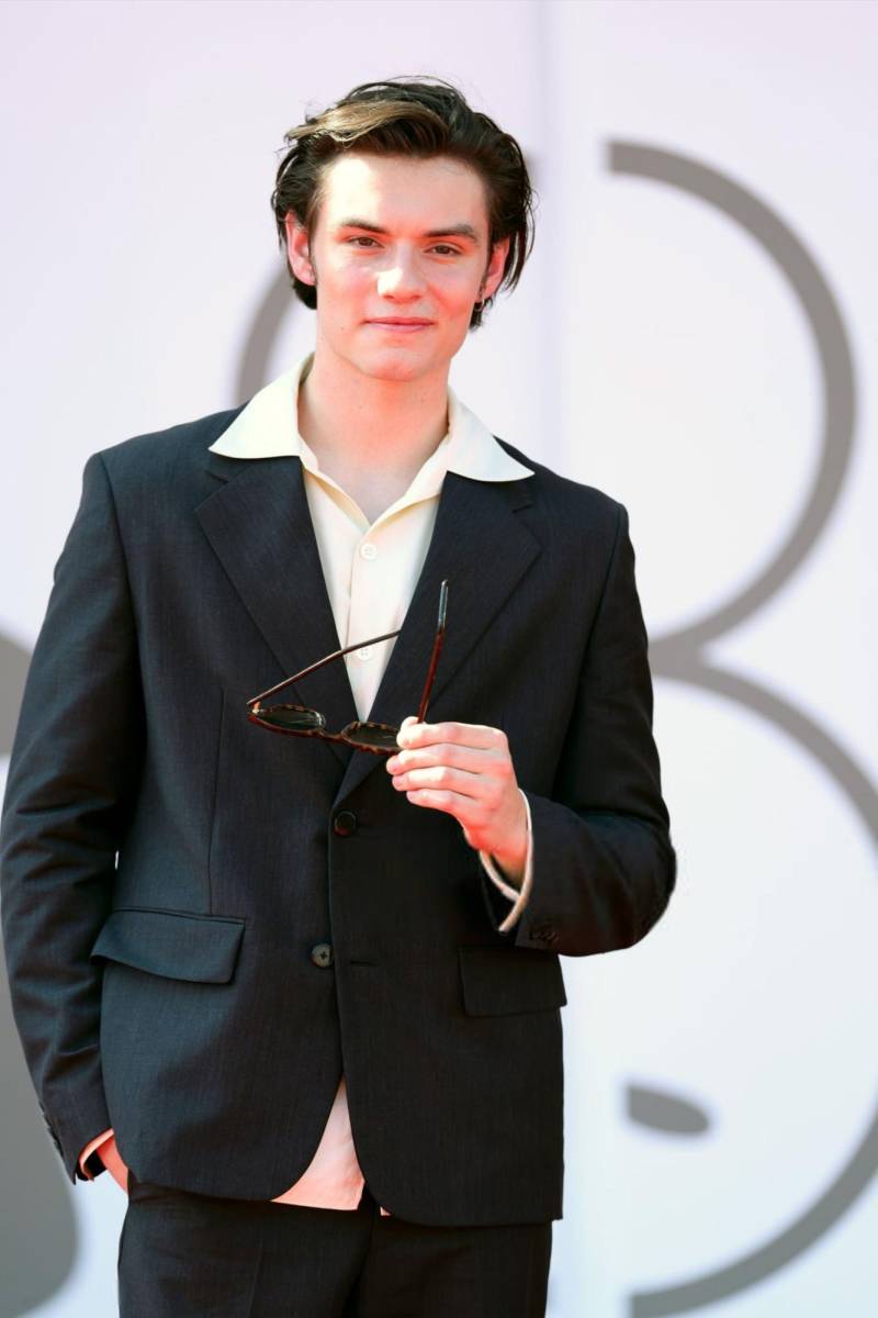 Louis Partridge, quien actúa en Disclaimer, llegó a la alfombra roja para la premiere de la serie.