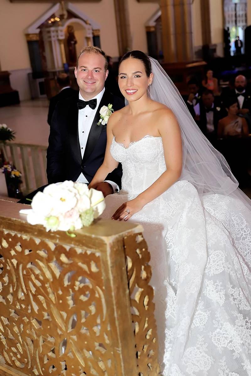 La Basílica Nuestra Señora de Suyapa fue el escenario de ensueño para el enlace matrimonial entre Lorella Cuculiza y Derek Herzog, quienes confirmaron su amor ante Dios acompañados de familiares, amigos y sus padres: Mirko y Rosamaria Cuculiza &amp; Cary y Janeth Herzog.