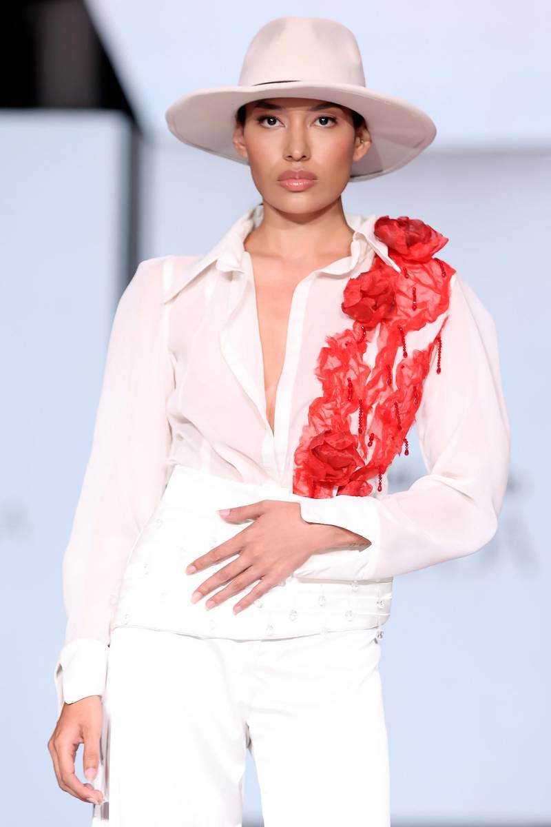 Julieth Ortega retomó elementos clave de la novela Blanca Olmedo, de la escritora hondureña Lucila Gamero de Medina, para crear su colección Primavera Verano 2026, en la que cada prenda incluye flores superpuestas, en este caso con detalles de encaje y lágrimas de cristal