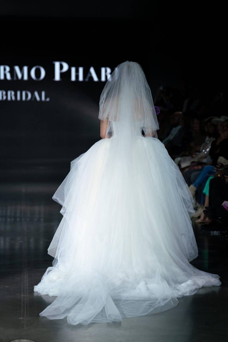 La colección de Guillermo Pharis fue diseñada para la mujer moderna, atraída por siluetas atemporales con un toque contemporáneo.