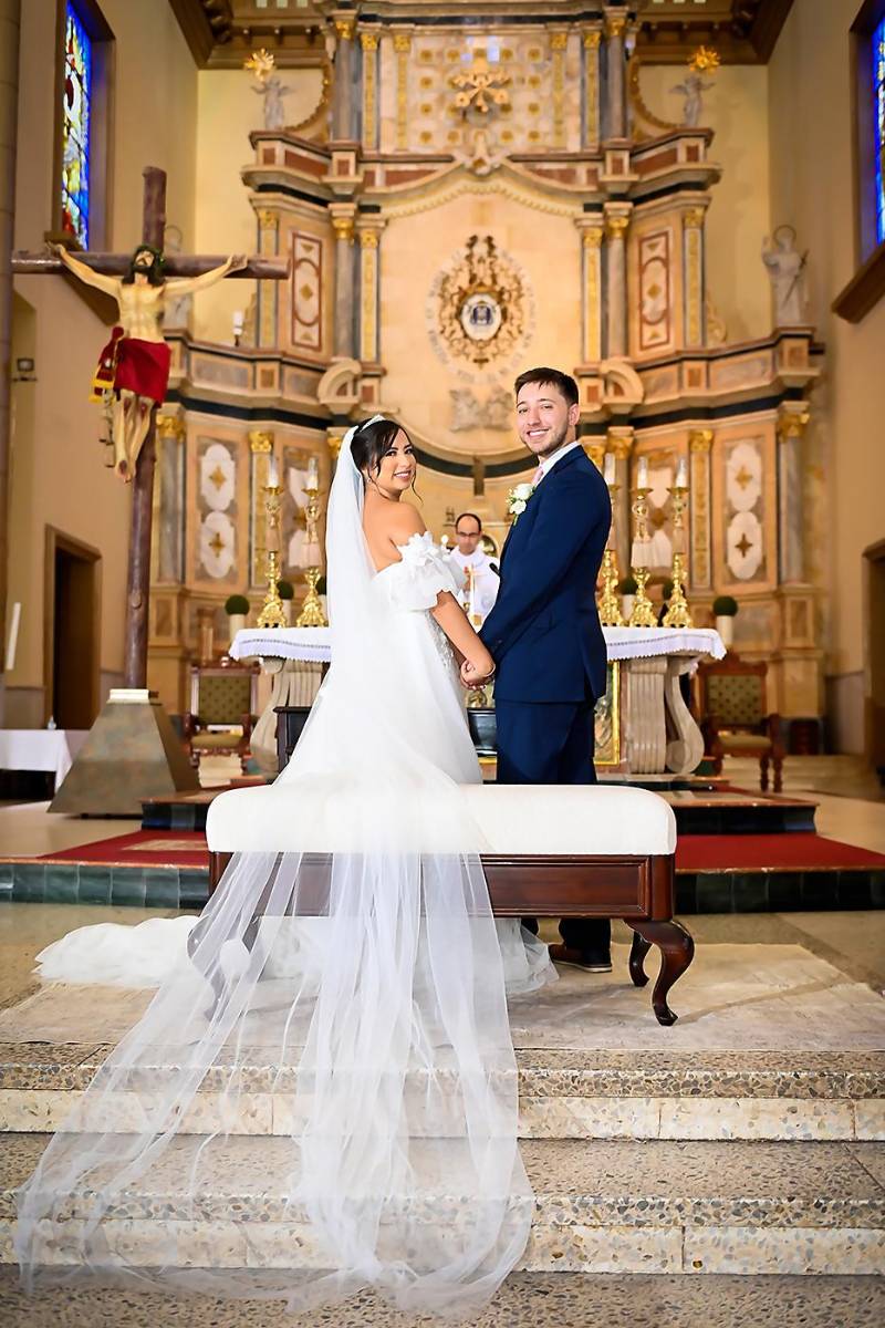 Estephany y Caleb se unieron en matrimonio en una ceremonia oficiada por el sacerdote Álvaro Villamar