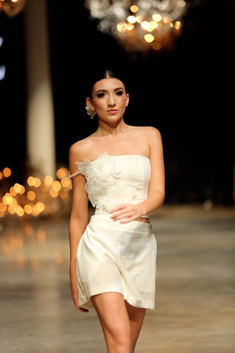 La paleta de colores incluye el icónico algodón blanco de la marca, lino e hilos de algodón crudos, decorados con delicadas flores de organza de seda que aportan feminidad a este corset.