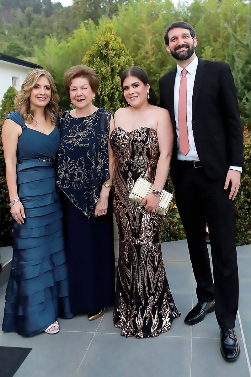 Ingrid Delgado de Molina, Gloria Delgado, Gabriela y Scott Becker