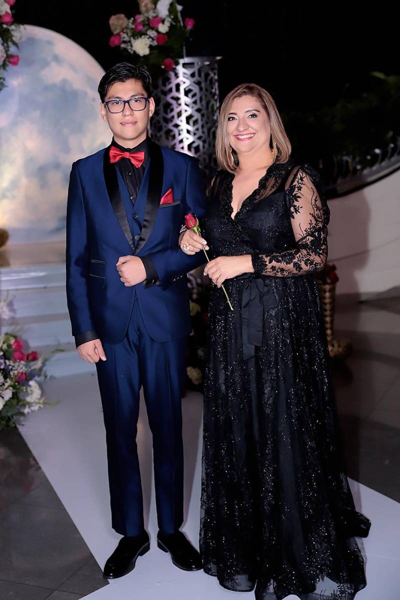 Desfile padres e hijos de la prom 2024 del Instituto San José del Carmen