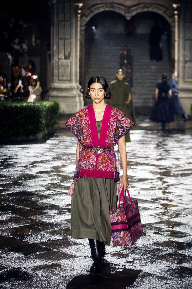 Además, fueron presentados vestidos con el tradicional color rosa mexicano que remiten a las prendas que utilizan comunidades de Oaxaca, Chiapas y Puebla 
