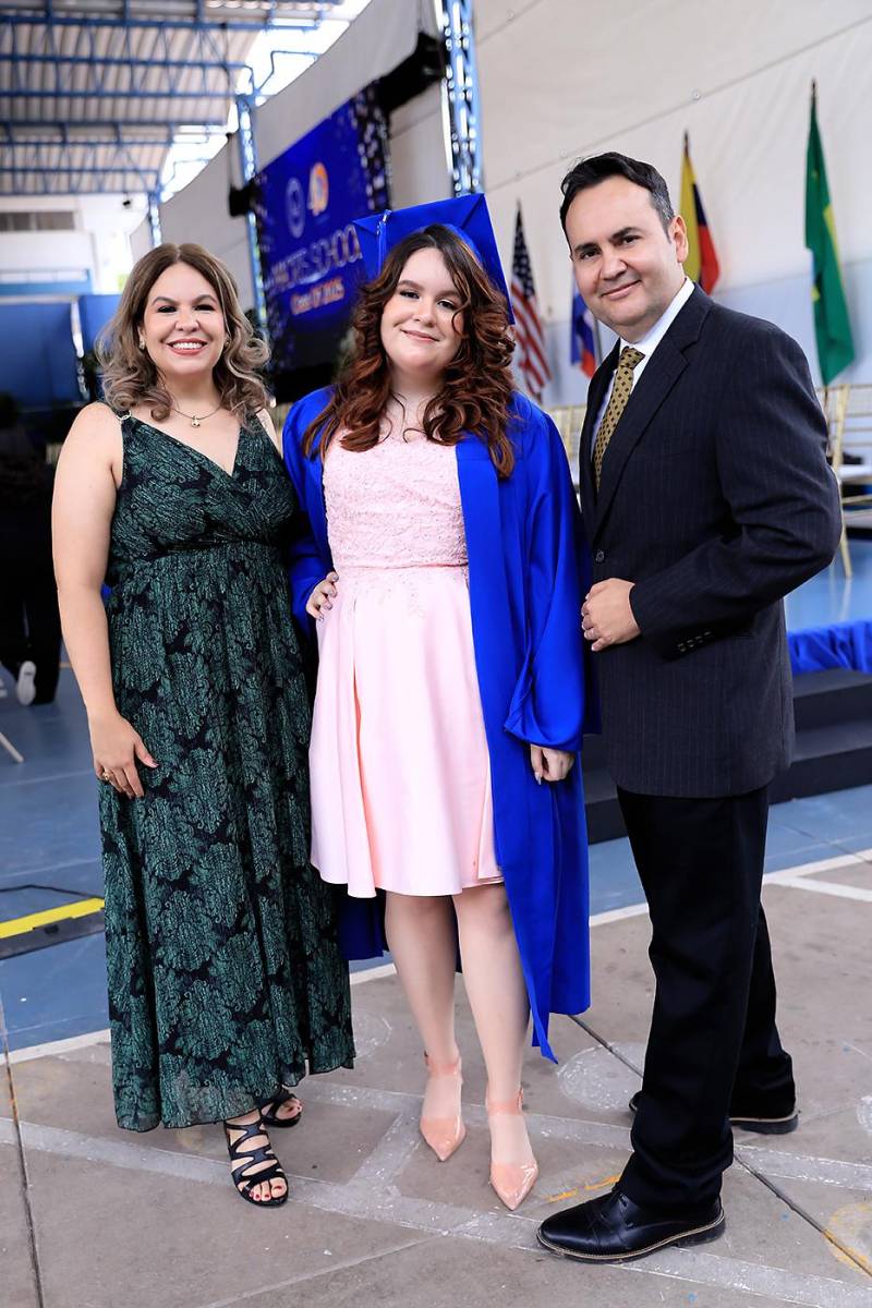 Sarah Castillo con sus padres
