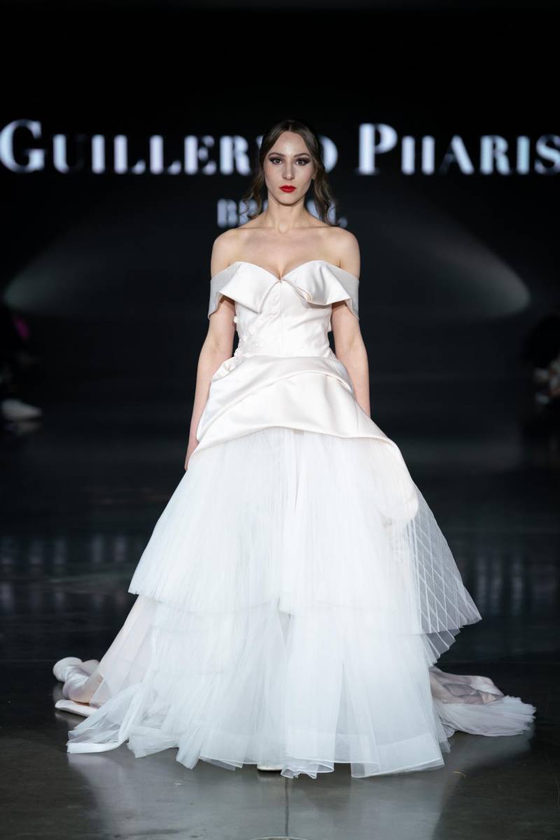 Vestido off-the-shoulder con sobre falda en vuelos de tul