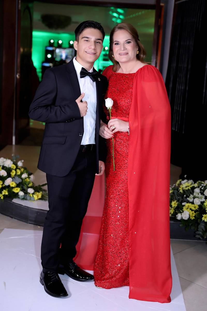 Desfile padres e hijos de la prom 2025 del Instituto San Miguel