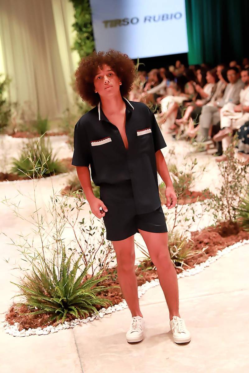 El verano 2024 de Tirso Rubio lleva un toque de blanco, con un espíritu deportivo y chic que promete ser el trend la próxima temporada