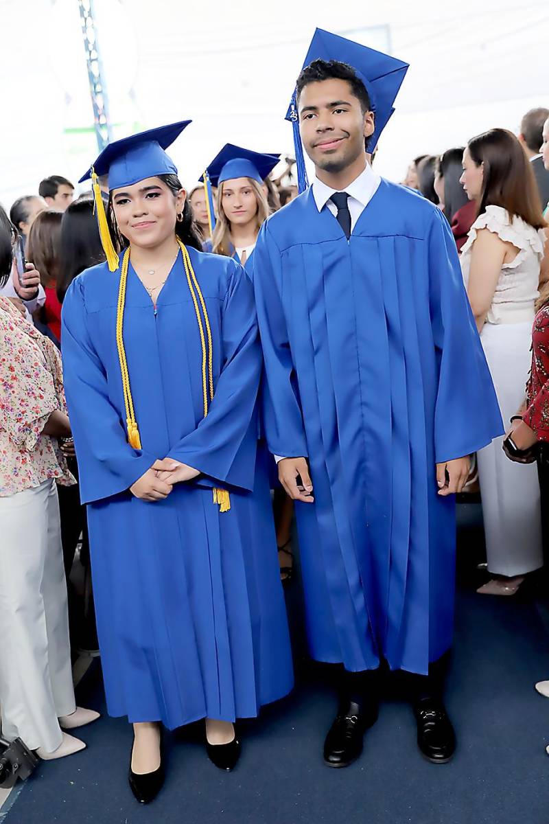 Desfile de graduados en Macris School 2023