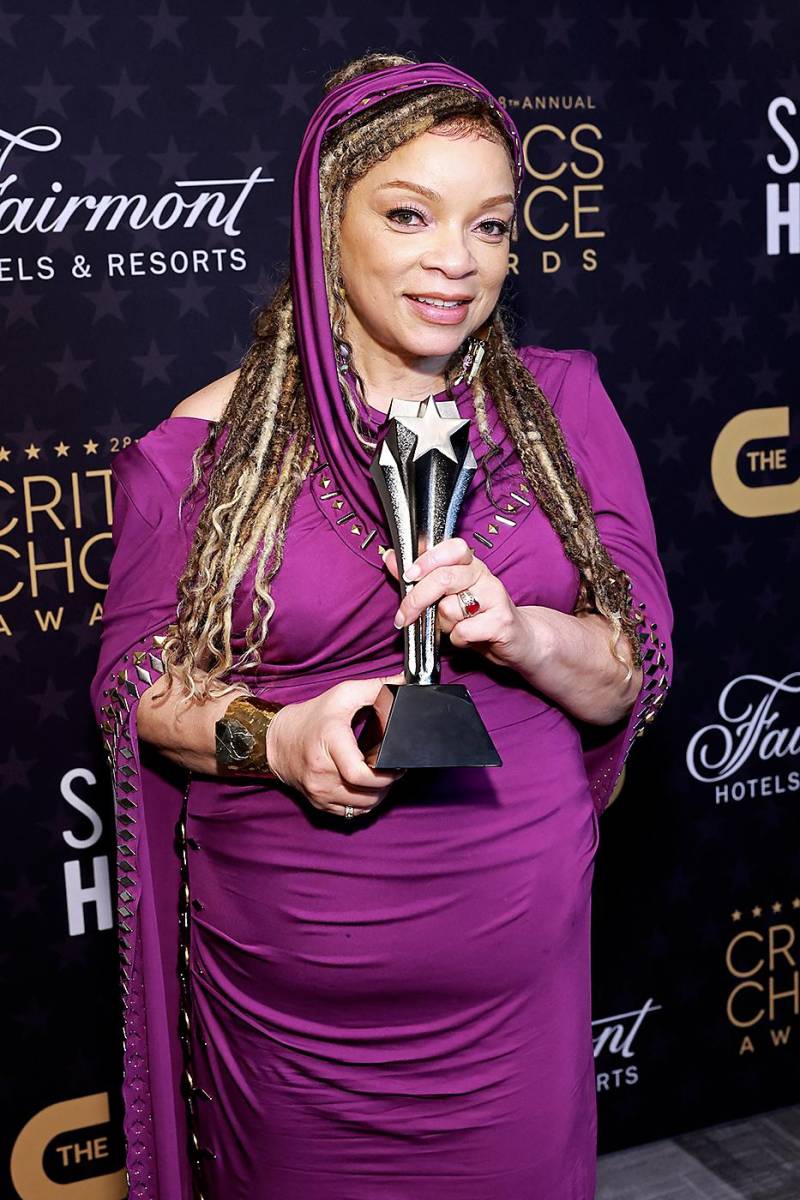 Ruth E. Carter, ganadora del premio como Mejor Diseño de vestuario por winner of the Best Costume Design award for “Black Panther: Wakanda Forever”