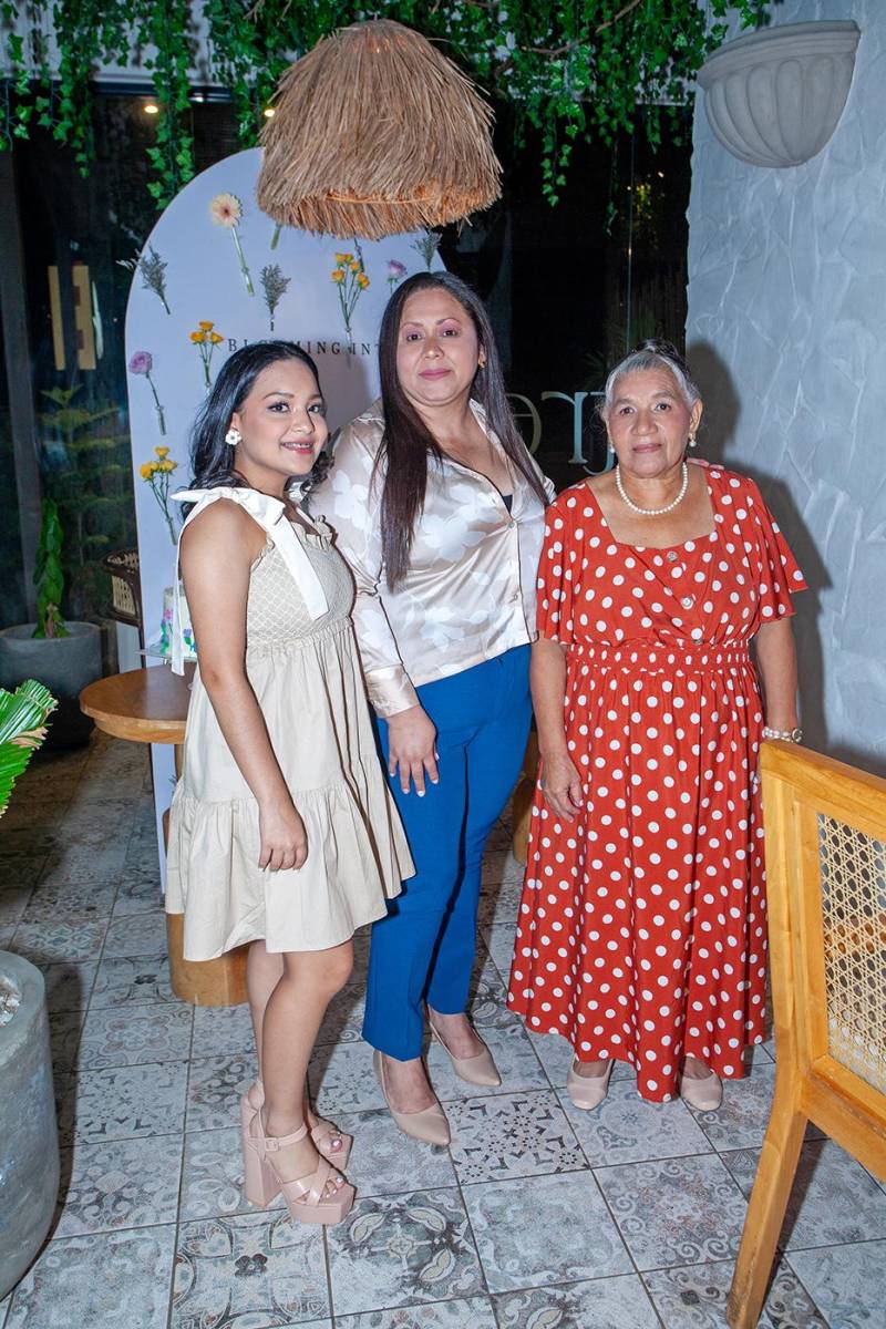 Mía Delgado, Iris López, Eva Montiel.