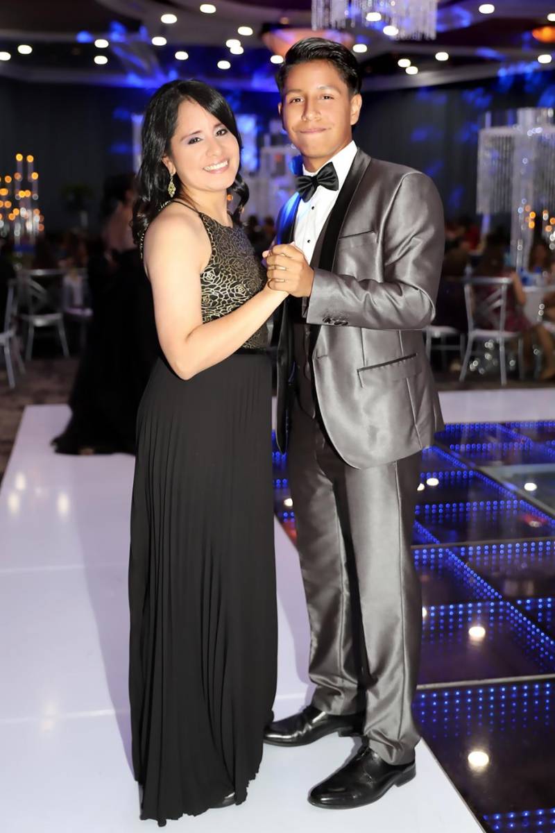 Carlos Alejandro Zelada Benítez con su madre Patricia Benitez