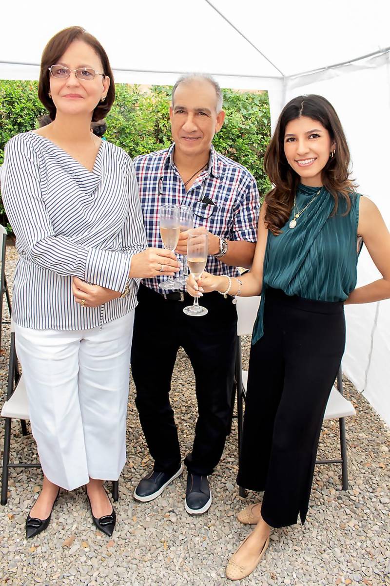 Lilian González, Abraham y Valeria Bueso.