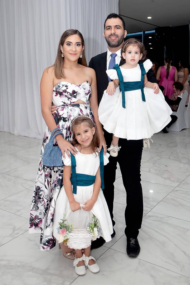 Ángela y Jonathan Andonie con sus hijas: Natalia y Adriana.