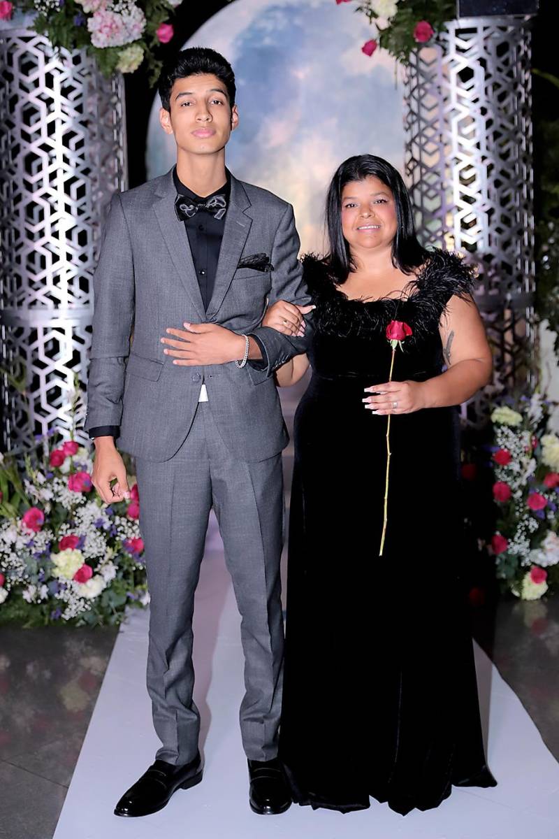 Desfile padres e hijos de la prom 2024 del Instituto San José del Carmen