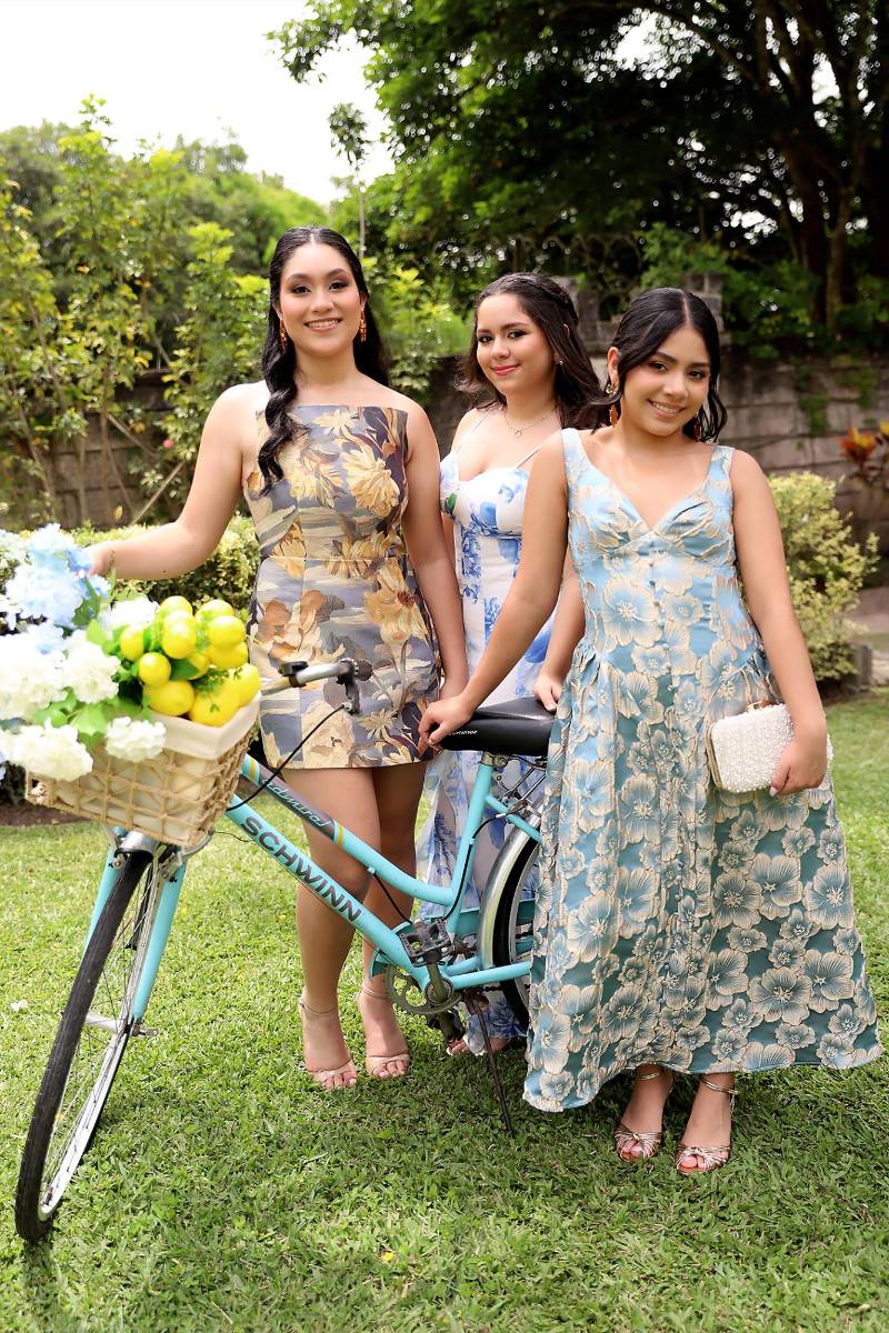 Sofia Bustillo , Daniela Yuja y Valeria Miranda