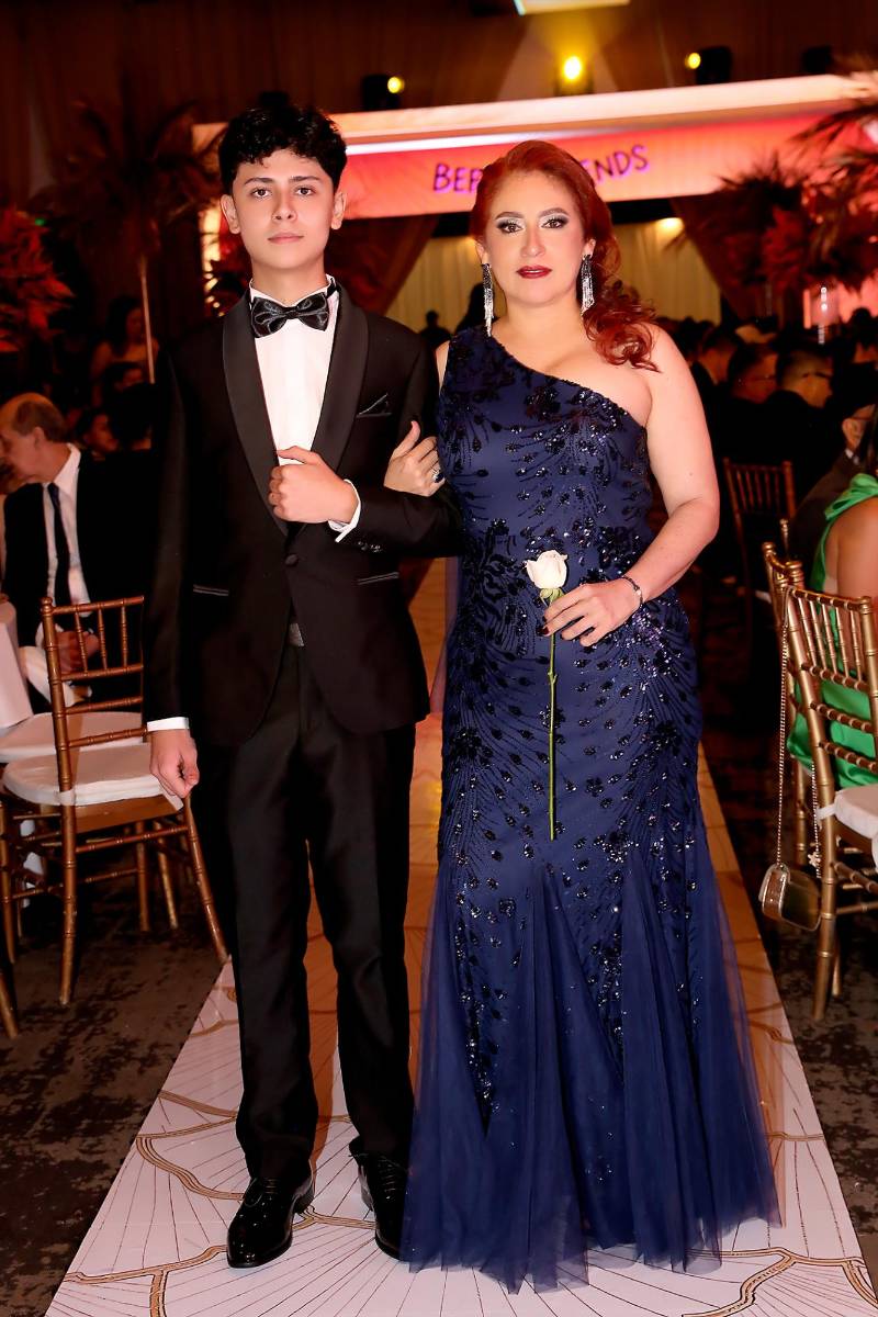 Alberto Lozano y su madre Lilia Pineda. 