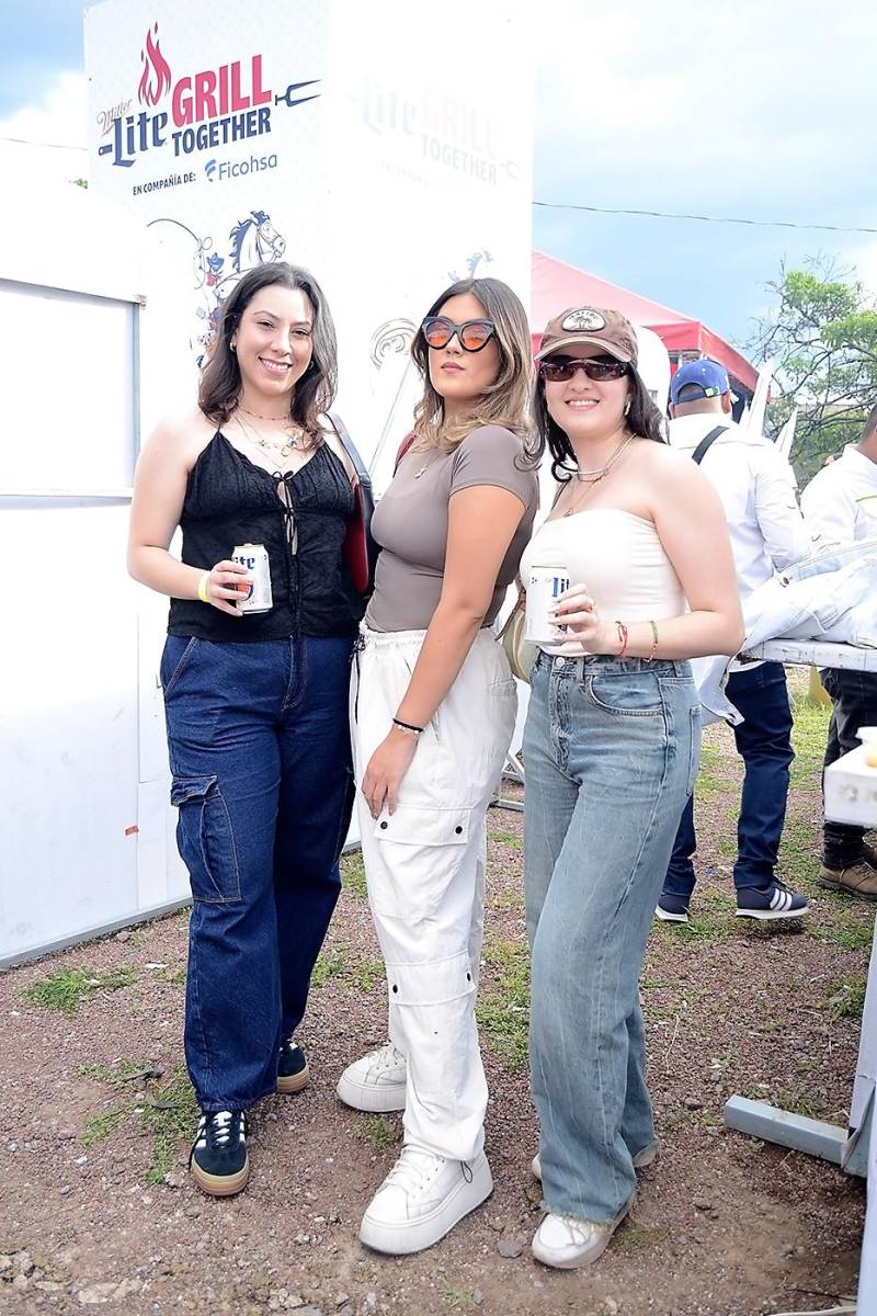 Tali Espinoza, Isabella Castro y Tatiana Bendeck.