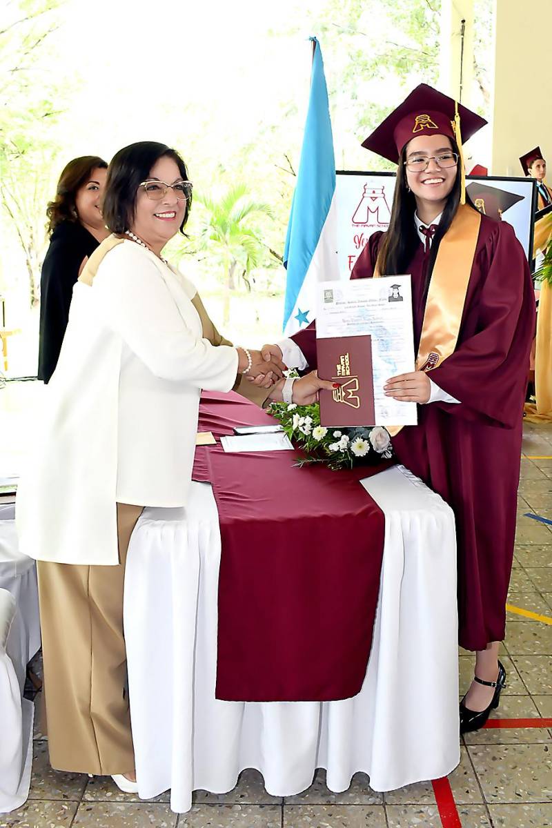 Entrega de títulos de la Mayan School 2023