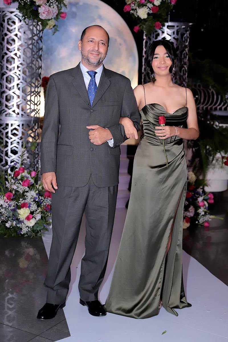 Desfile padres e hijos de la prom 2024 del Instituto San José del Carmen