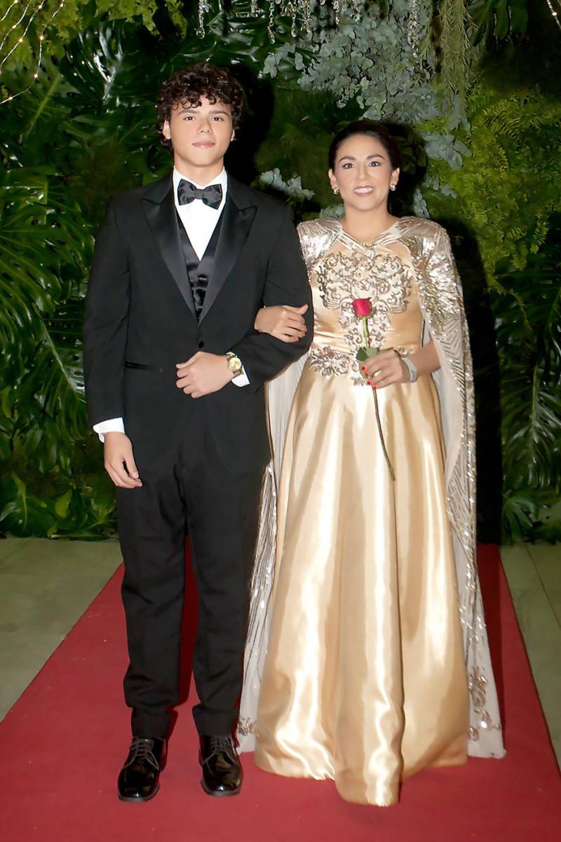 William Hall y su madre Laura Vásquez.