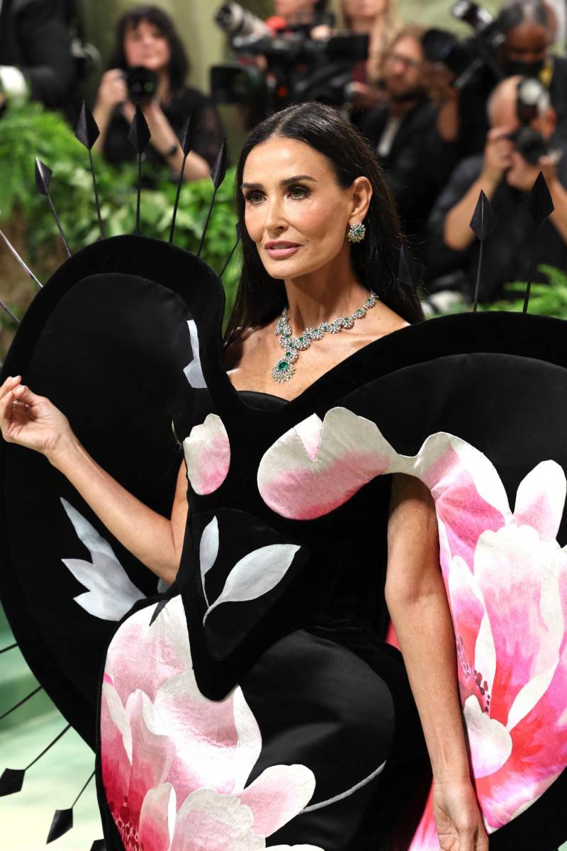 Demi Moore completó su look con el collar Chloris, con espirales de platino y diamantes incrustados con centros de esmeraldas y pendientes, de la colección Alta Joyería de Cartier 