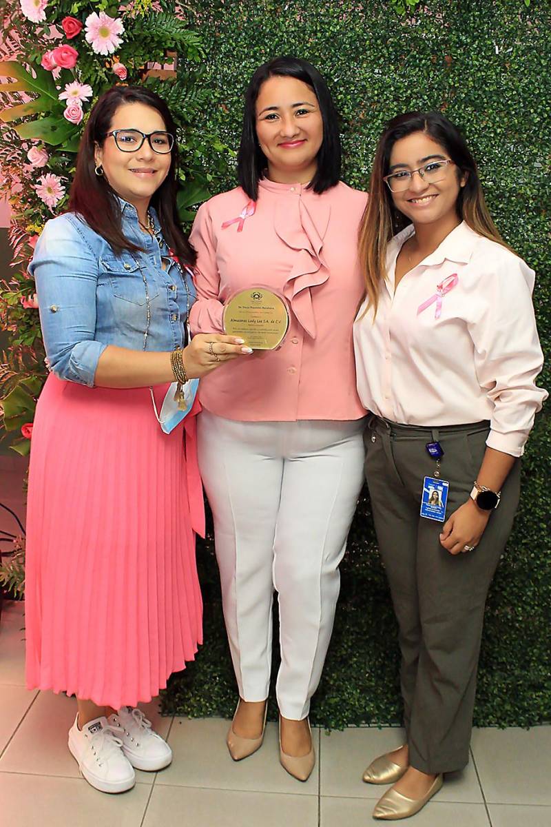  Tatiana Gallardo de Corporación Lady Lee con Claudia Alfaro y Reichel Handal