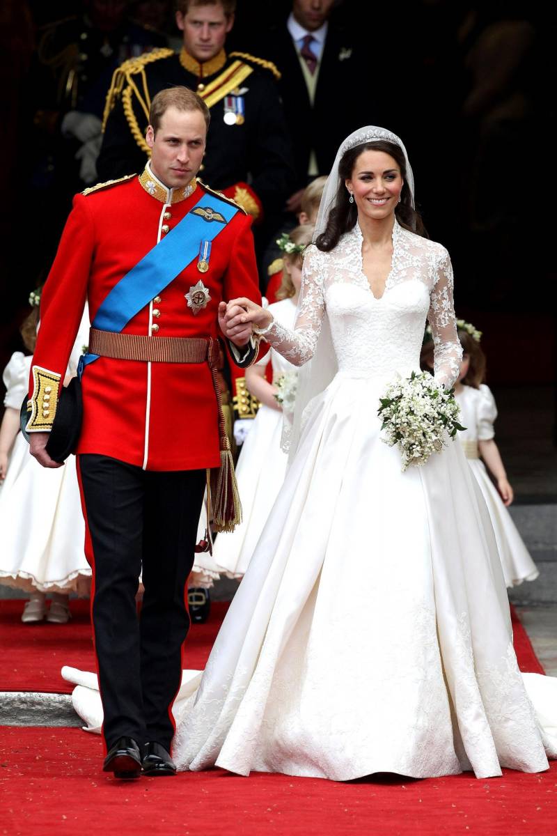 <b>Kate Middleton (2011)</b>El vestido de novia de Kate Middleton, confeccionado en seda, organza y encaje de un hermoso tono marfil, cautivó a millones de mujeres en todo el mundo, quienes anhelaron casarse luciendo una creación similar a la de la princesa. El corpiño al estilo victoriano diseñado por Sarah Burton, la falda voluminosa y la espectacular cola continúan siendo icónicos a lo largo de los años.