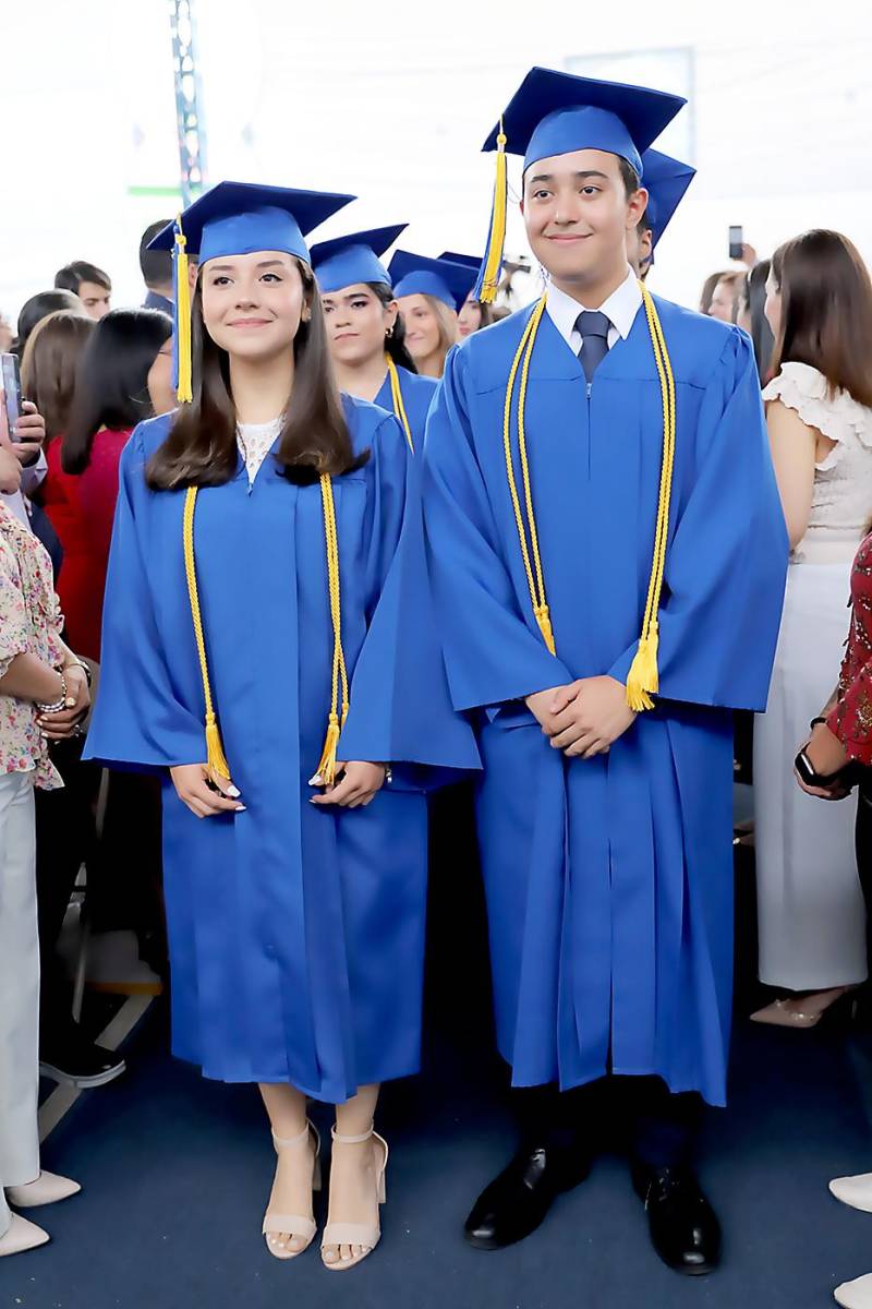 Desfile de graduados en Macris School 2023