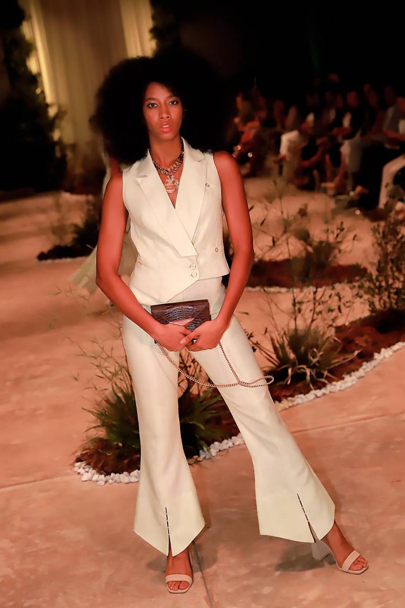 Los chalecos, que retornaron al armario femenino hace unas temporadas, se retoman en esta colección resort en la que se combinan con wide leg pants para vestir a la mujer de alma caribeña