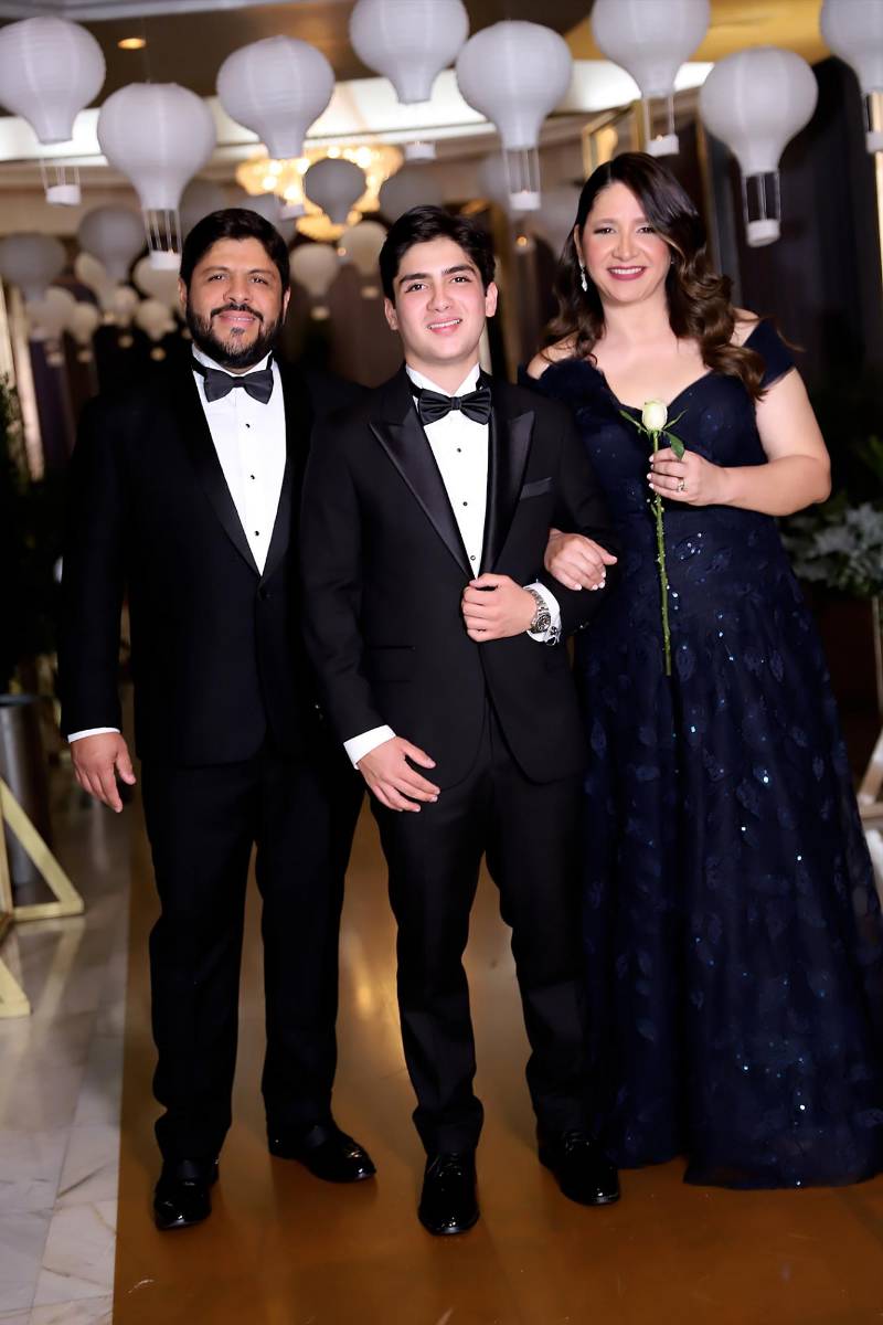 Daniel Guerrero con su padres Eduardo y Marisabel
