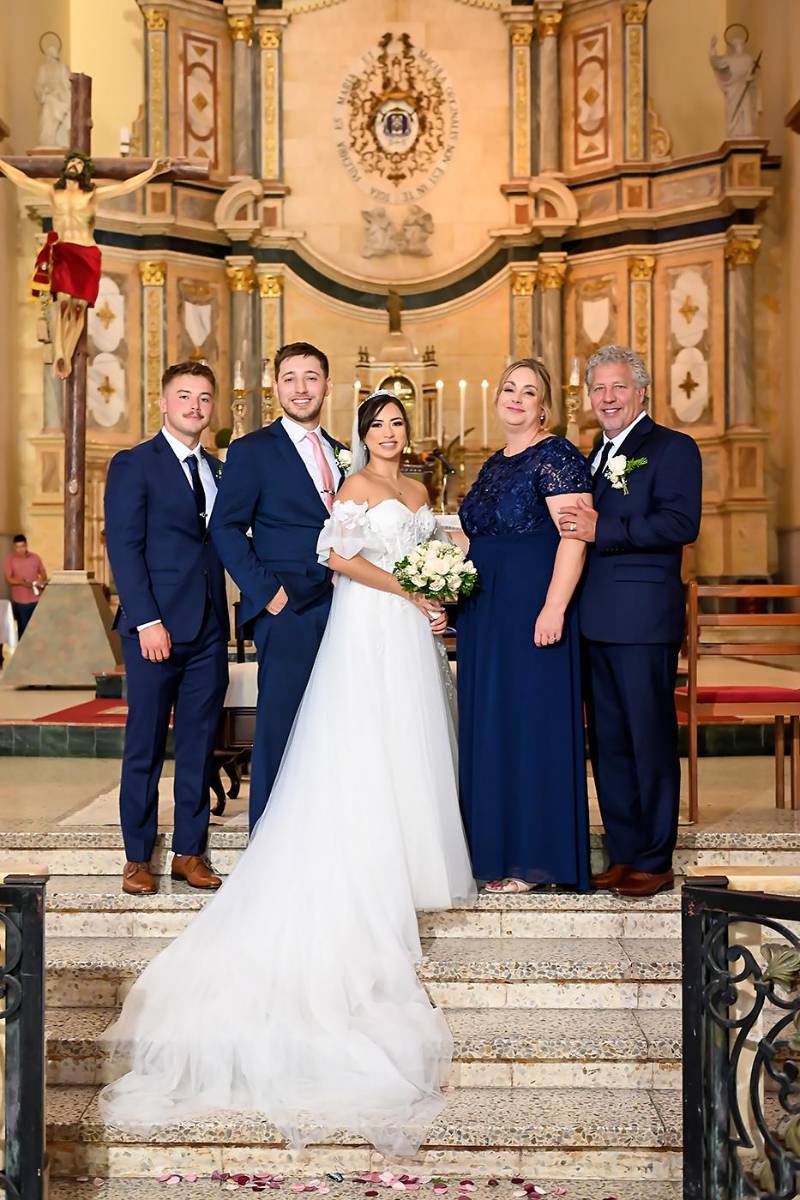 Los recién casados con Aaron, Janet y Scott Clark, hermano y padres del novio