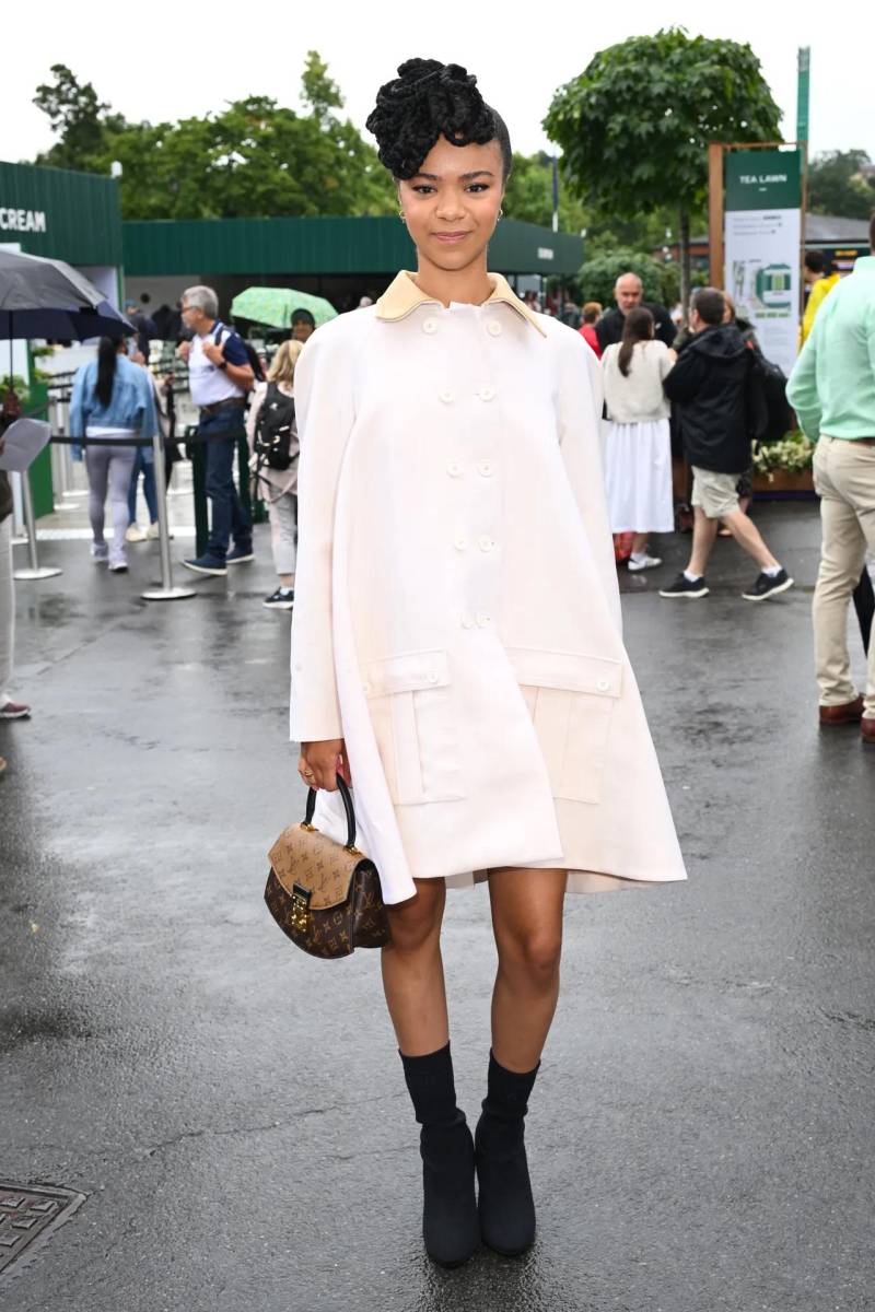 La bella actriz India Amarteifio llevó un abrigo blanco y una bolsa de Louis Vuitton.