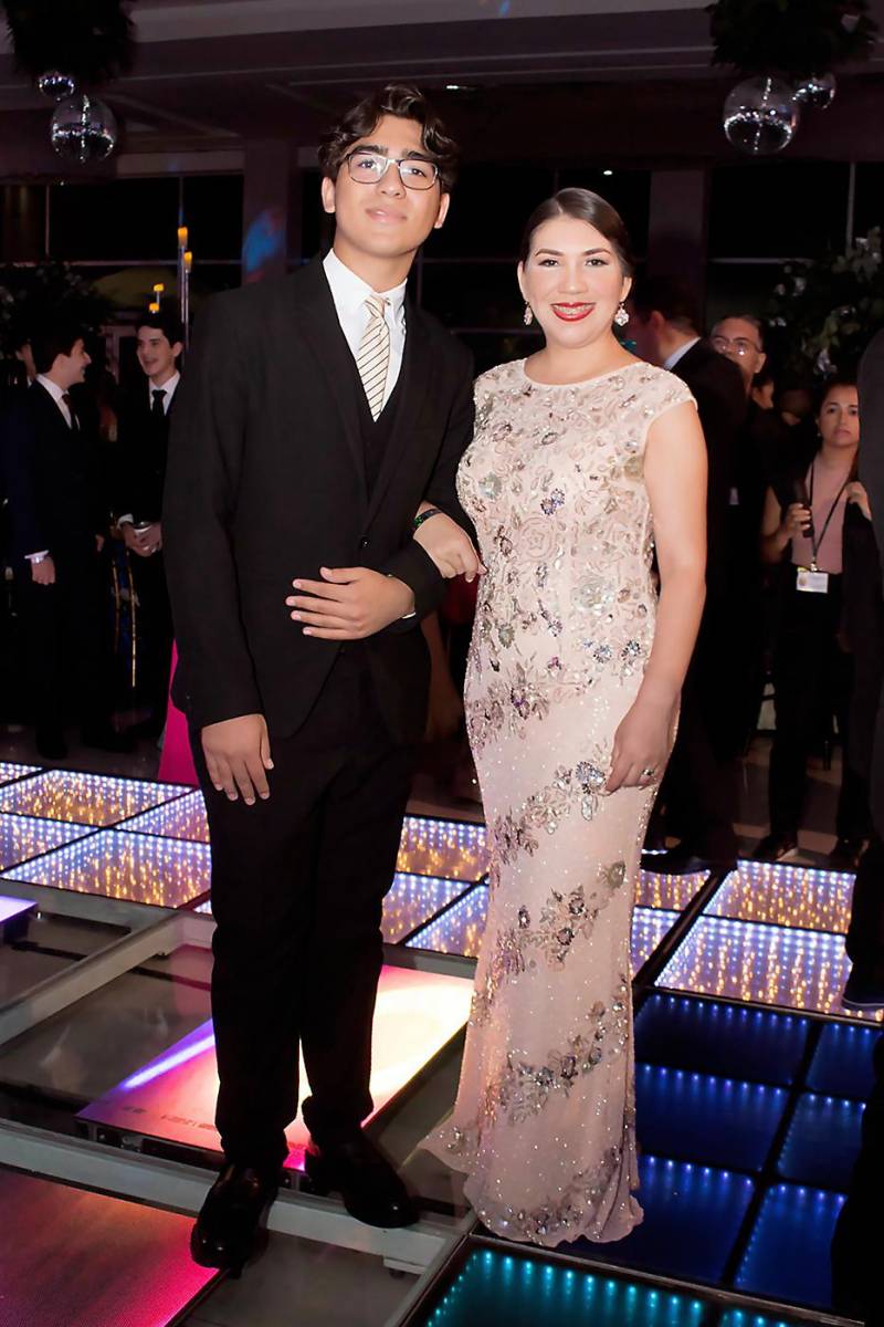 Jessica Bowen y su hijo Gabriel Bowen. 