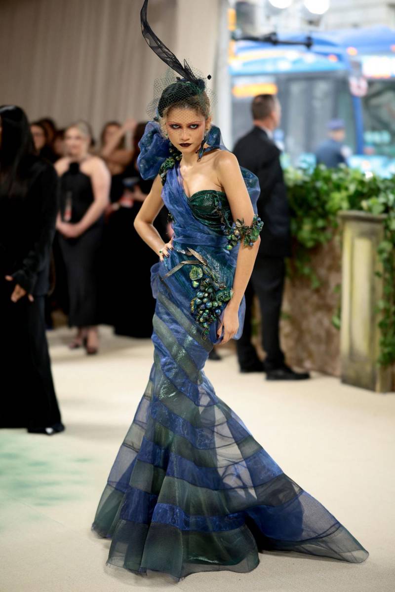 Zendaya fue fiel a la temática del Jardín del Tiempo, inspirada en el cuento homónimo de JG Ballard de 1962, con un vestido con detalles que asemejan un fruto prohibido que se extiende a lo largo de la silueta de la actriz.