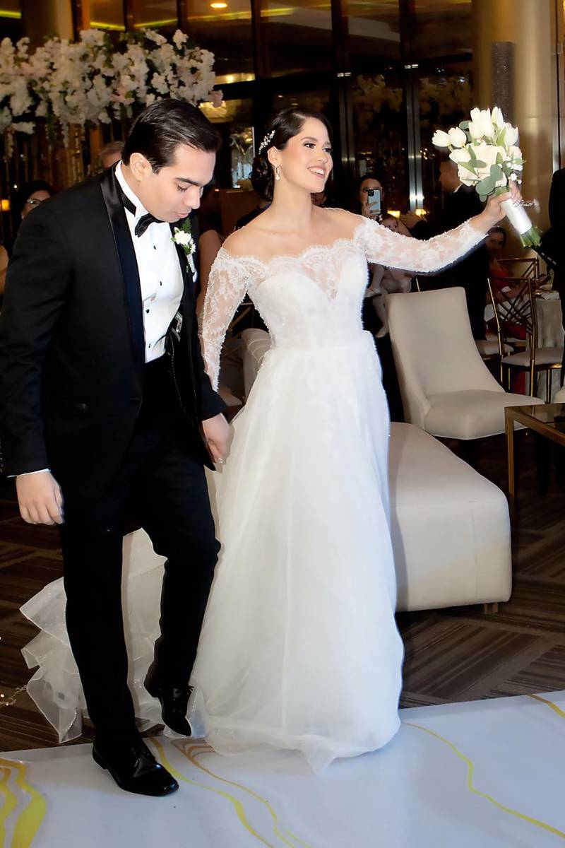 Los recién casados al momento de ingresar al salónNazareth para celebrar por su unión