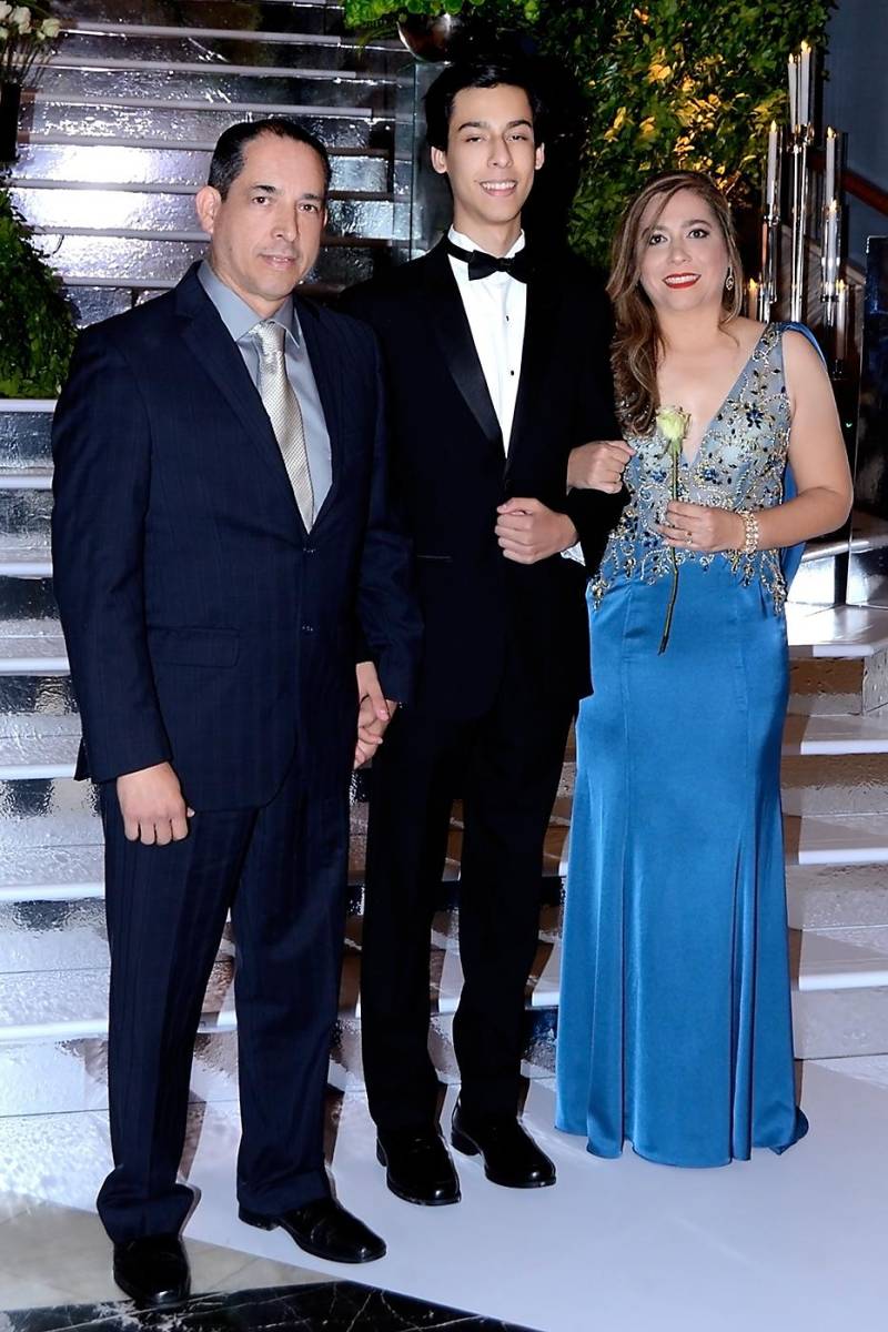 Carlos y Carlos Santiago Cruz con Orestila Díaz