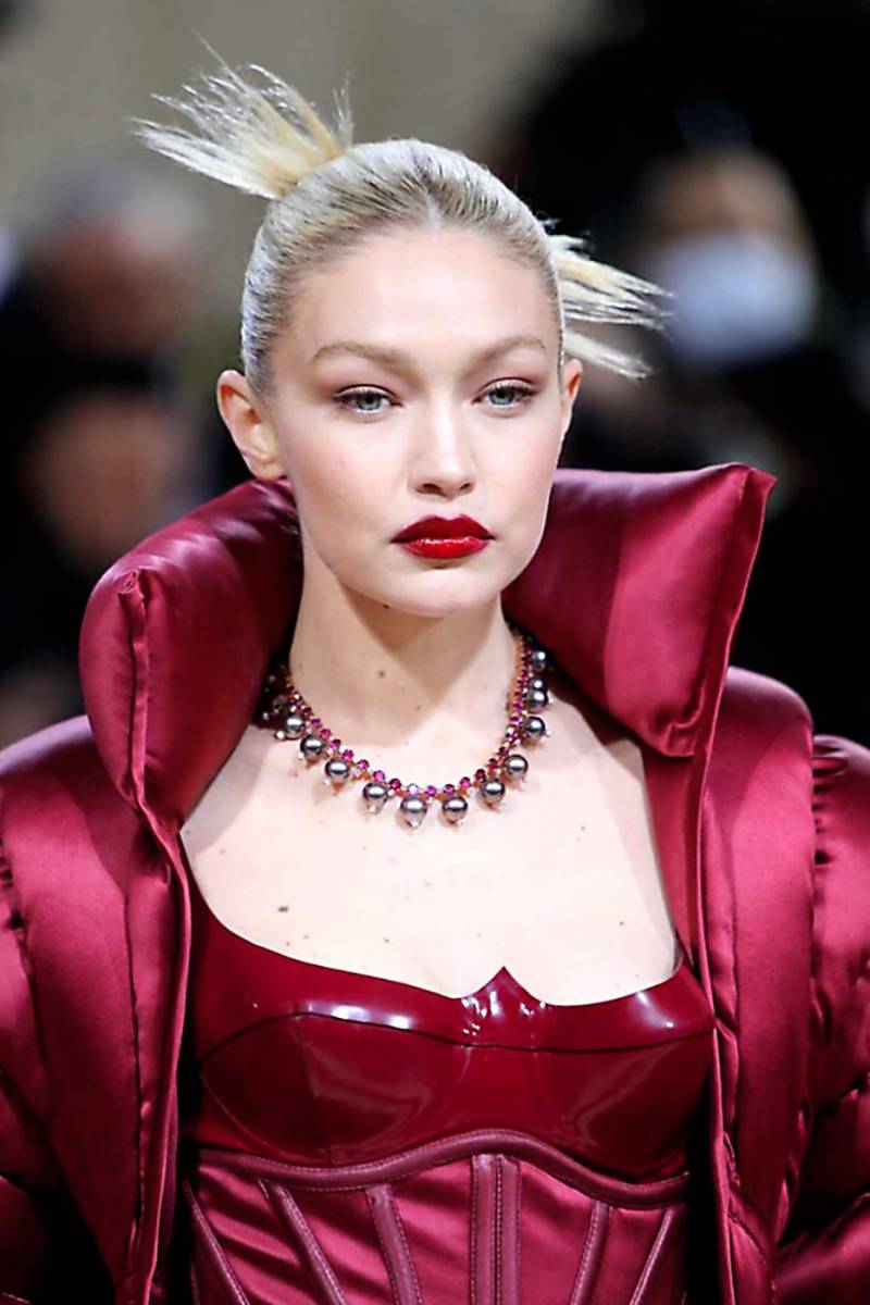  Gigi Hadid lució unos pintalabios rojo con acabado vinilo de Maybelline.
