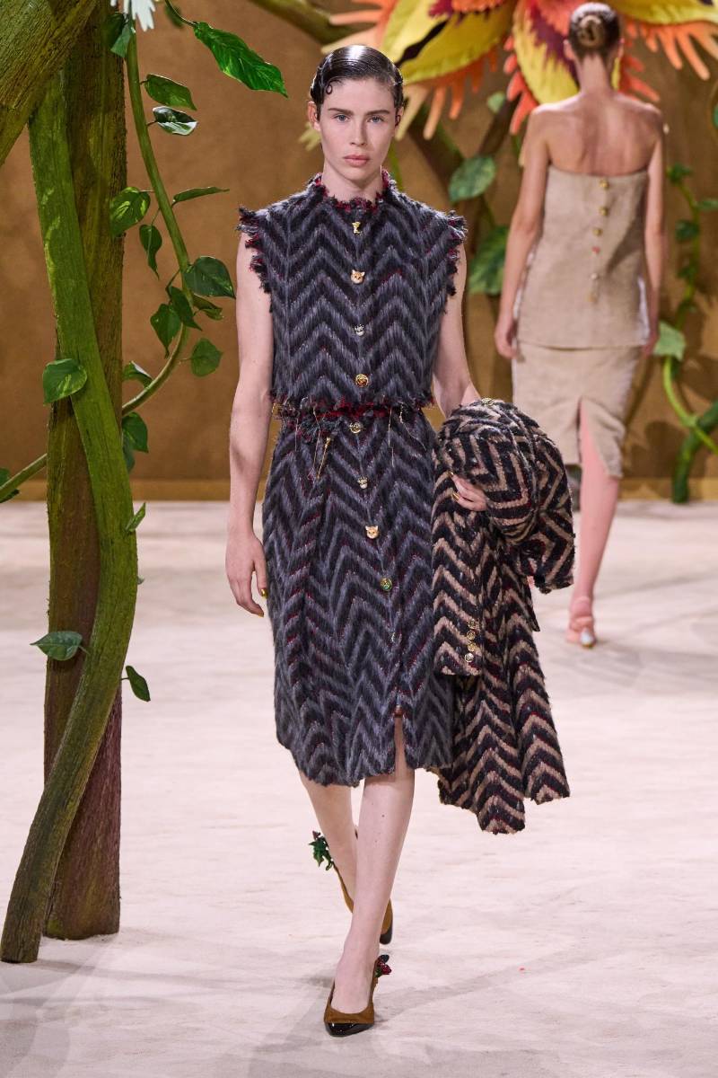 En un total de 63 <i>looks</i> diseñados por Blazy, abundaron el tweed, las flores tridimensionales y los pétalos confeccionados en chaquetas y vestidos. 