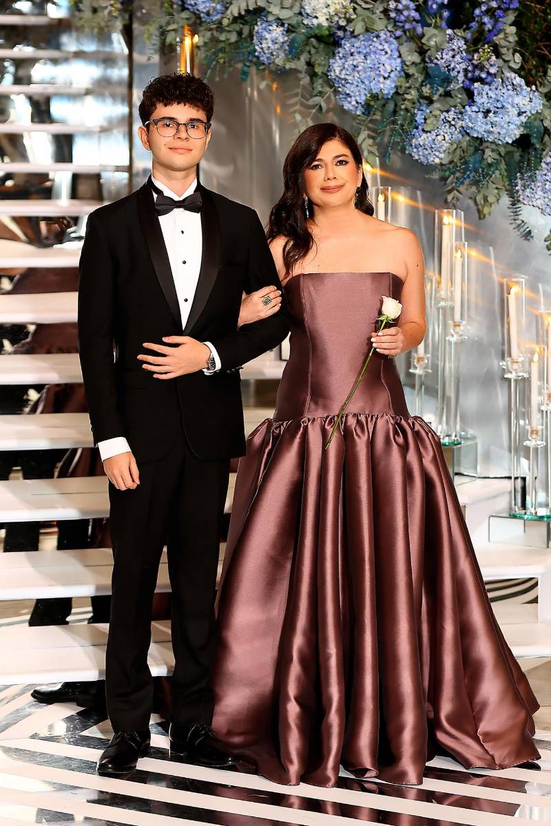 Emilio Antonio Reyes Brizuela con su madre Clodeth Brizuela 