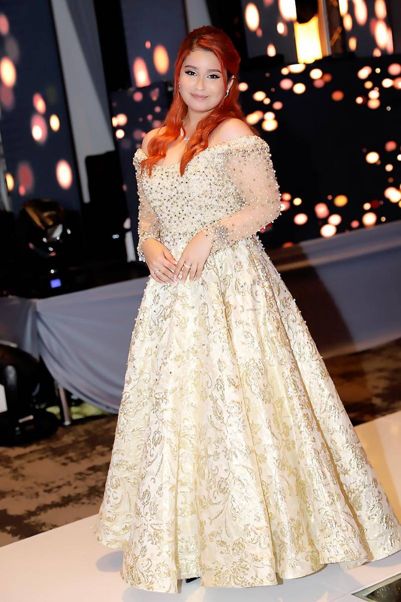 Amanda Flores Rosales con un vestido off the shoulder, corte princesa en jacquard y mangas con transparencias