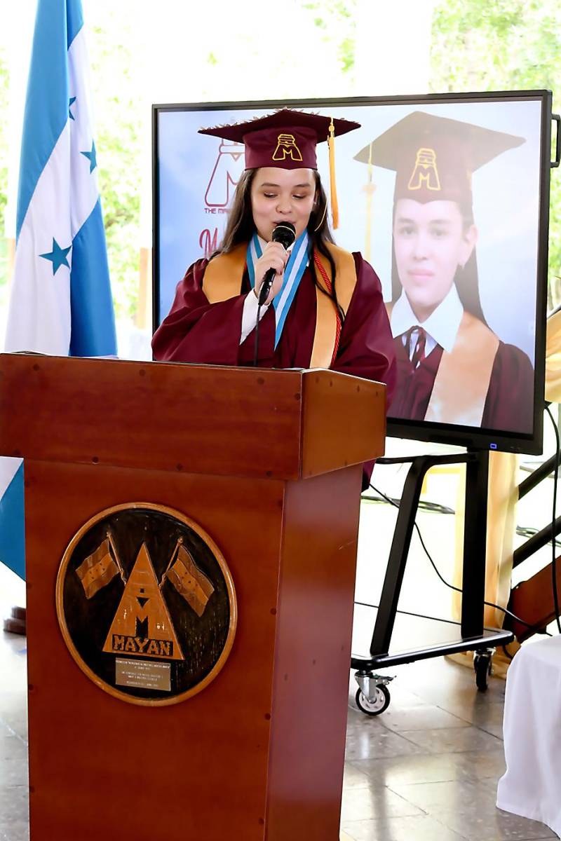 Entrega de títulos de la Mayan School 2023