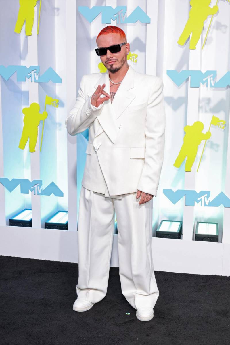 J Balvin en Louis Vuitton.