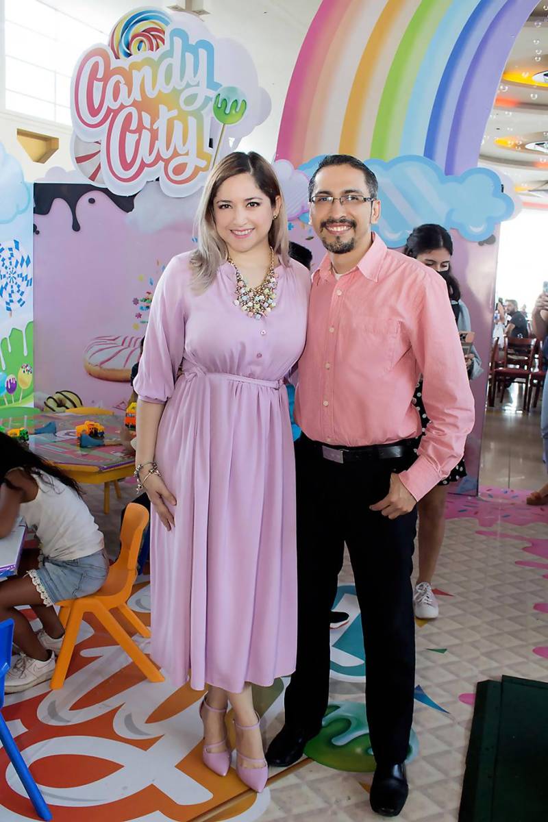 Gisselle Marín, coordinadora de mercadeo de City Mall, y Lester Ramírez, representante de Promerica.