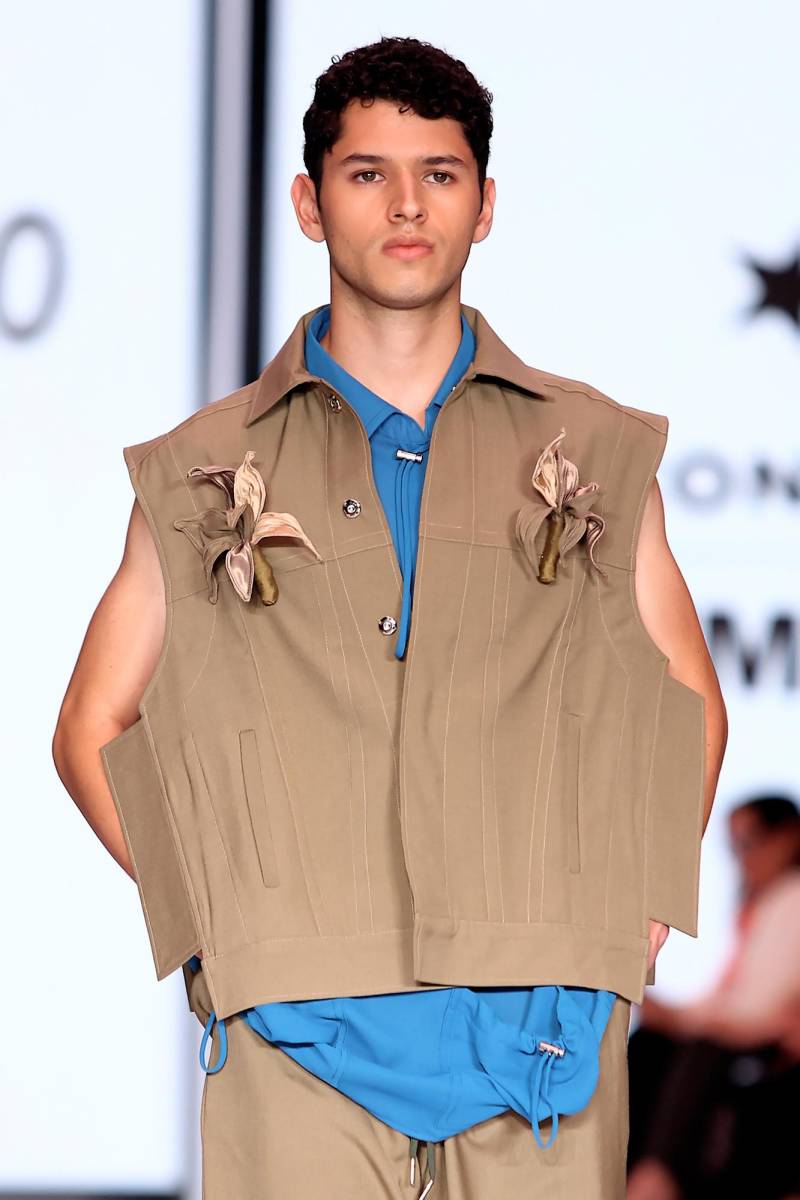 "La colección explora entre los botánicos de inicios del siglo pasado y como preservaban la belleza de las plantas entre libros, periódicos y lienzos hasta explorar flores que son consideradas anómalas, ya sea por su forma, mezcla de estructuras o la despigmentación de los pétalos”, explica Tirso Rubio