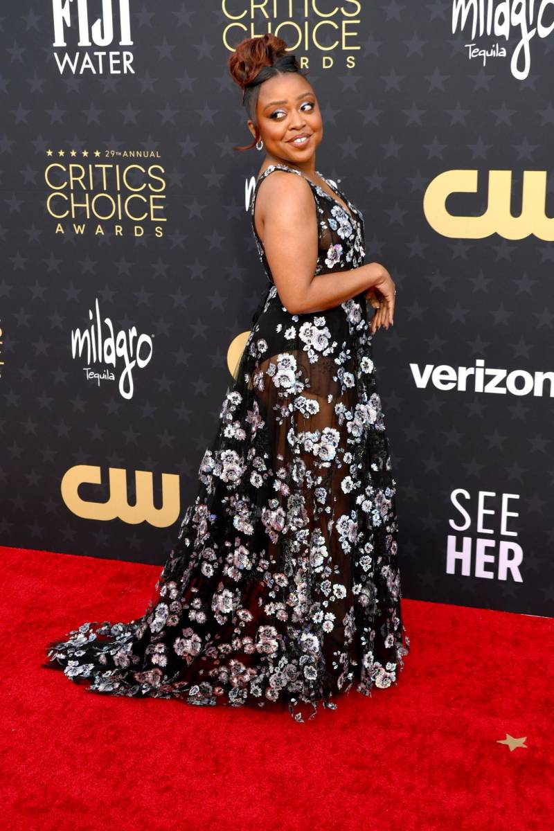 La protagonista de<i> Abbott Elementary</i>, Quinta Brunson, en un diseño de encaje y aplicaciones florales by Georges Hobeika con joyas de Nicole Rose.