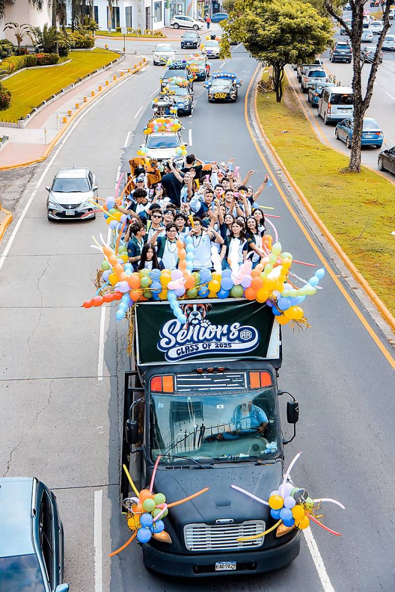 Senior entrance 2025 de la Academia Americana